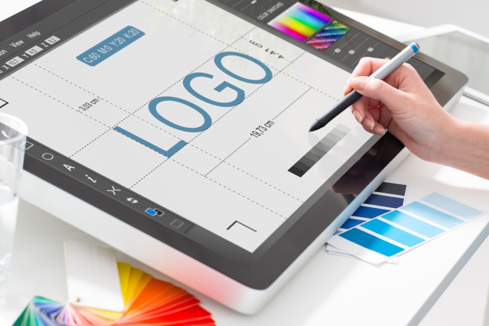 Logo, charte graphique, UI/UX design, maquettes, supports de communication, refonte visuelle